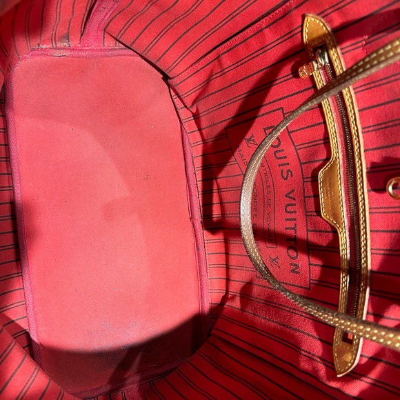 Gently used Louis Vuitton MM Neverfull - Picture 9 of 16